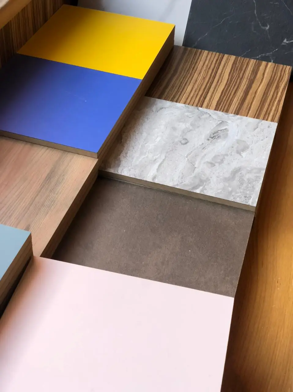 Échantillons HPL haute pression — coloris jaune, bleu, rose, bois et marbre